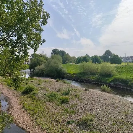 Family Near Centre - New King Bed! * 칼라일