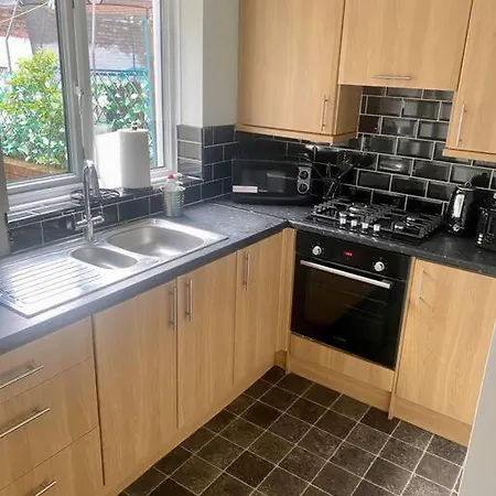 Family Near Centre - New King Bed!