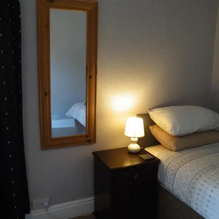 Family Near Centre - New King Bed! *