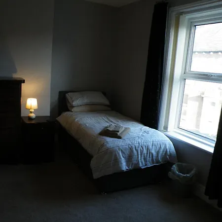 Family Near Centre - New King Bed! بيت للعطل *