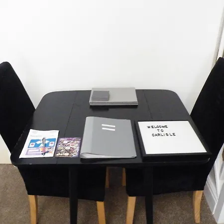 Family Near Centre - New King Bed! * 칼라일