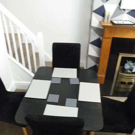 Family Near Centre - New King Bed! 펜션 칼라일