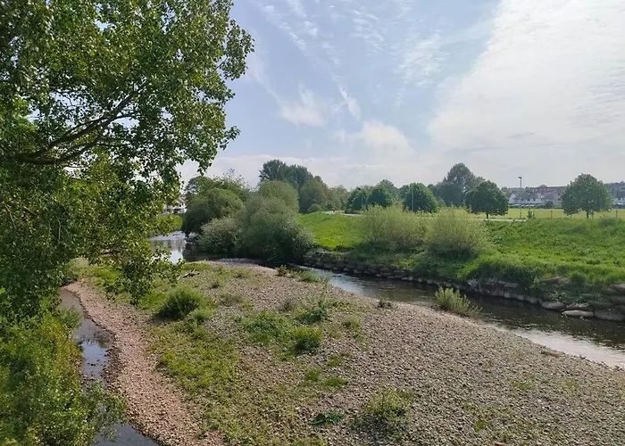 Family Near Centre - New King Bed! * كارلايل