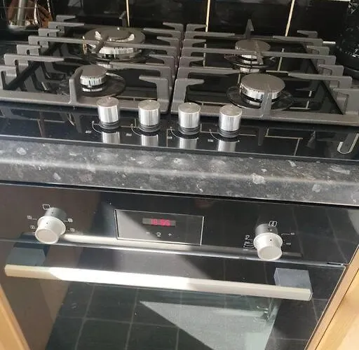 Family Near Centre - New King Bed! بيت للعطل *