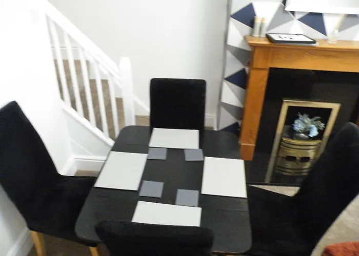 Family Near Centre - New King Bed! بيت للعطل كارلايل